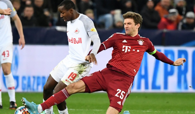 Thomas Müeller del Bayern y Mohamed Camara del Salzburgo. Foto:EFE