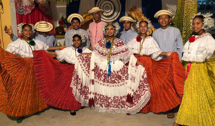 Somos Panamá, un conjunto folclórico juvenil en formación que agrupa jóvenes de los distritos de Chame y San Carlos, bajo la dirección del docente Raúl Graziani.  Cortesía