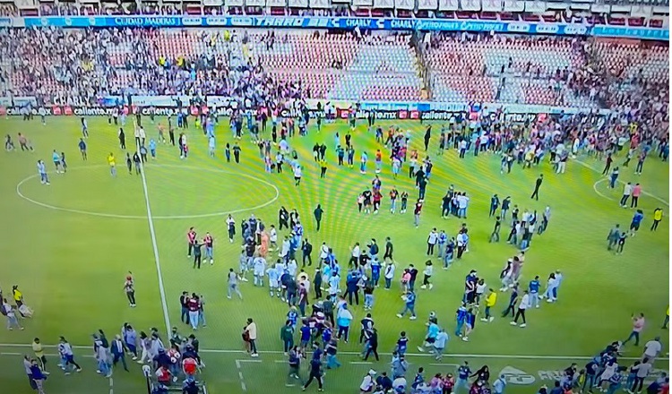 Aficionados ingresan a la cancha en un partido en México. Captura de El Siglo de Torreón