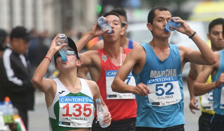 Yassir Cabrera López (centro), ahora compite en los 35 kilómetros de marcha. Cortesía