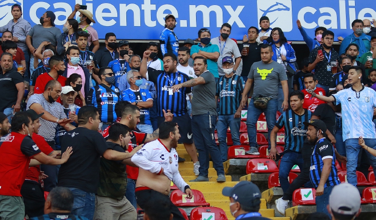 Disturbios de los aficionados entre Querétaro y Atlas. Foto:EFE