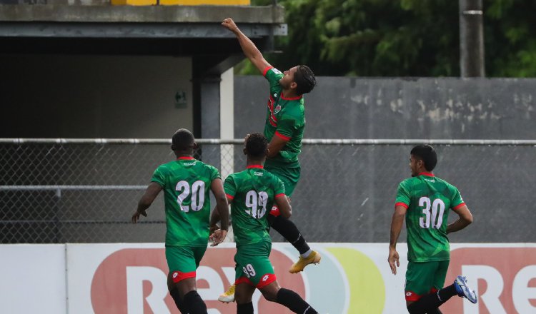 Así celebró Javier Rivera, la anotación del Atlético Chiriquí, ante su afición en el estado San Cristóbal de David. Cortesía/LPF