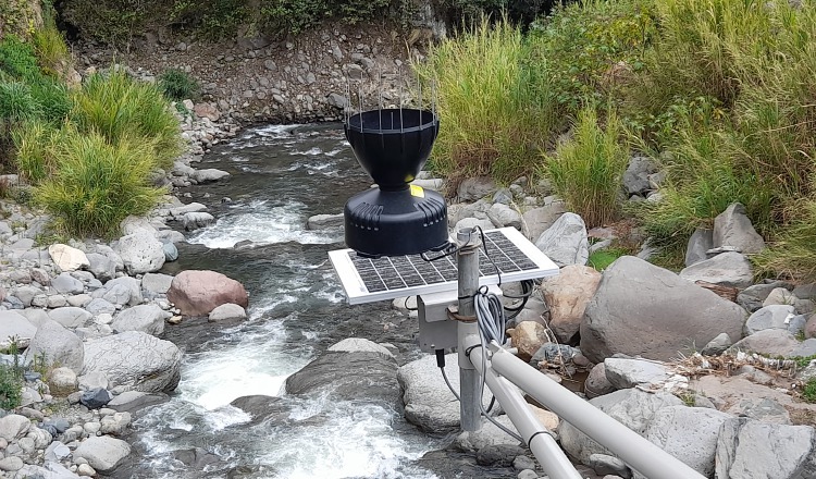 Sensor colocado sobre el río Chiriquí Viejo en el sector de Bambito. Aurelio Martínez