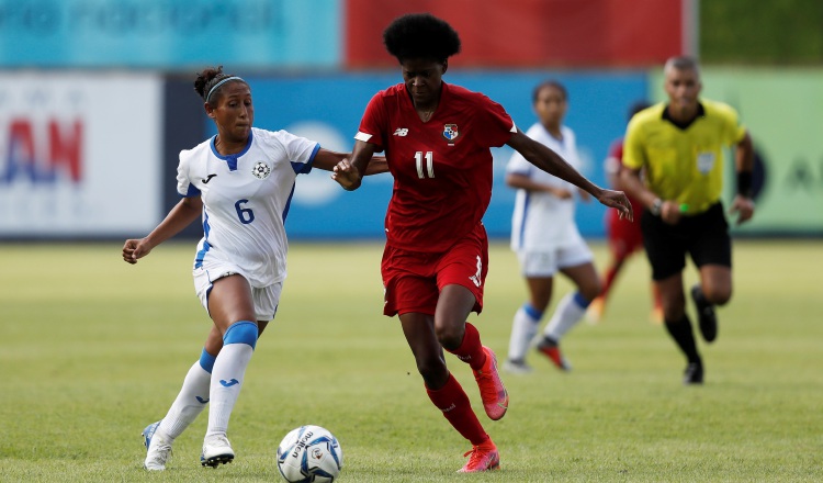 Natalia Mills (rojo) capitana se la selección femenina panameña. Foto:EFE