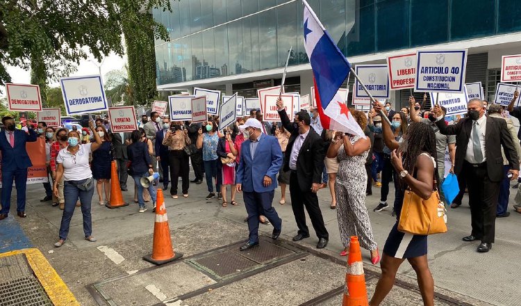 A inicios del año, los abogados, artesanos y otros profesionales, realizaron protestas contra la ley 256, y presentaron acciones contra la misma por la vía legal y legislativa.  Archivo