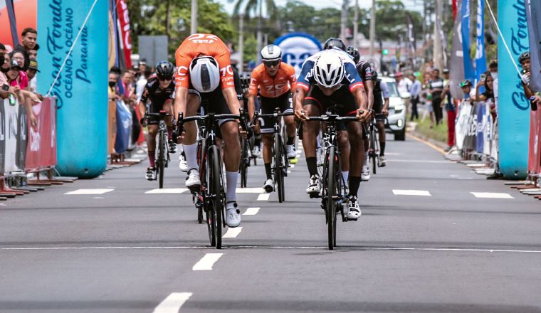 Josué Jiménez (der.) ganó la última etapa con final de fotografía Foto: Fepaci