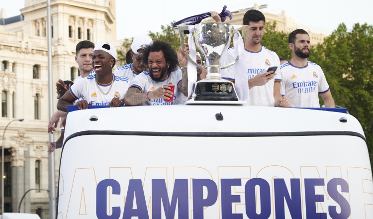 Los jugadores del Real Madrid llegan a la plaza de Cibeles, en Madrid, para celebrar el campeonato de LaLiga. Foto:EFE