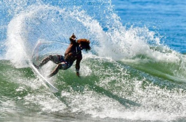 El surfista panameño Jean Carlos 'Oli Camarena' González. Foto: Twitter