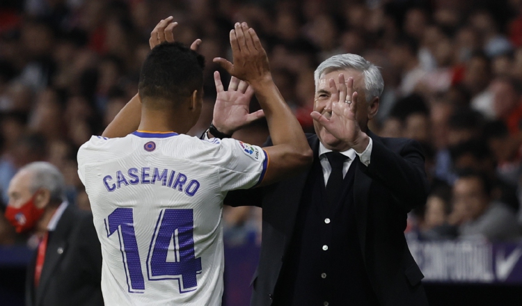 Casemiro y el entrenador Carlo Ancelotti del Real Madrid. Foto:EFE