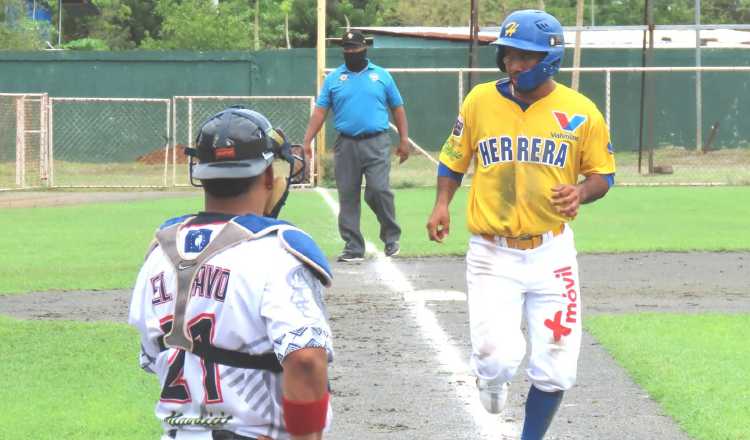 Gertrudis Tello pegó cuadrangular para Herrera contra Veraguas. Foto: Fedebeis