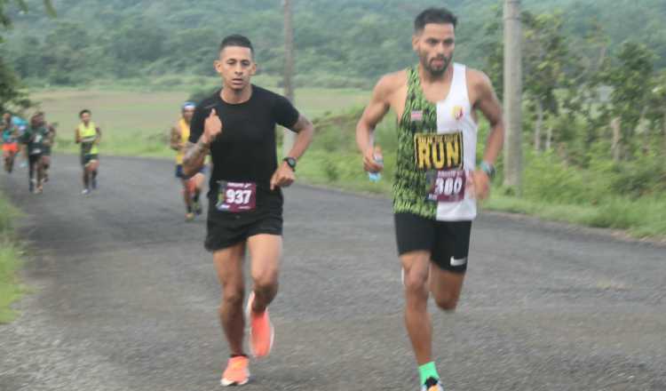 El costarricense jason Villalobos, derecha puntenado la carrera y Javier Cortez, ganador de los 10 kilómetros (iz.). Cortesía