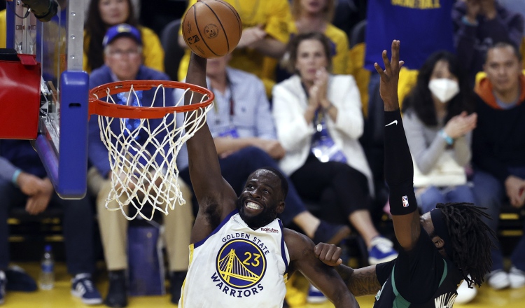 Draymond Green anota ante Robert Williams de los Celtics. Foto:EFE
