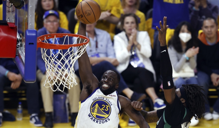 Draymond Green anota ante Robert Williams de los Celtics. Foto:EFE 