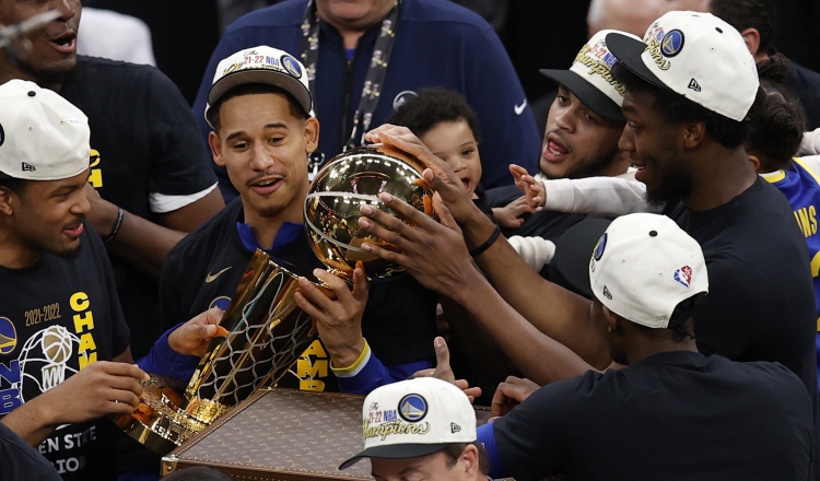 Jugadores de los Golden State Warriors festejan el título de la NBA. Foto:EFE