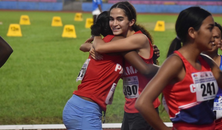 Amada King (der.) y  Melis Ayhan, de Panamá se abrazan luego de ganar las medallas de oro y plata respectivamente. Cortesía