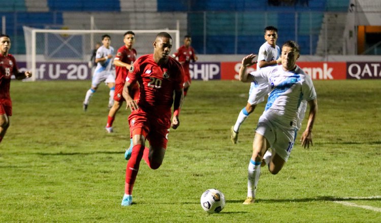 Carlos Rivera (20) de Panamá disputa el balón ante Jeshua Urizar de Guatemala. Foto:Fepafut