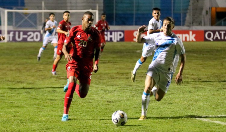 Carlos Rivera (20) de Panamá disputa el balón ante Jeshua Urizar de Guatemala. Foto:Fepafut