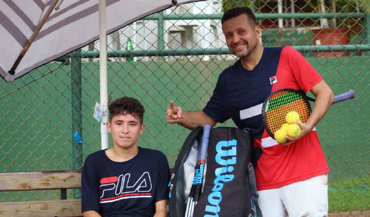 Chad Valdés, padre e hijo durante los entrenamientos. Cortesía