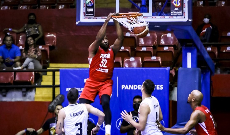 Javier Carter anota dos puntos para Panamá. Foto: FIBA