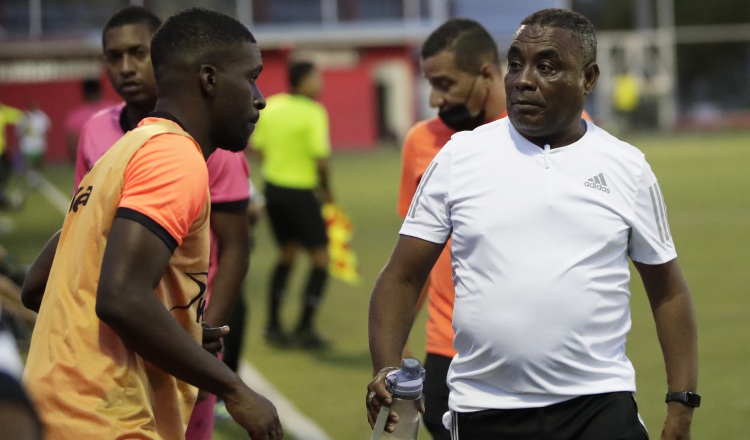 Jair Palacios (blanco) se encuentra al frente del Alianza Foto:EFE