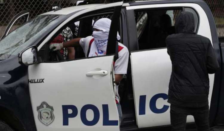 Deberán afrontar la justicia tras vandalizar auto patrulla. Cortesía 