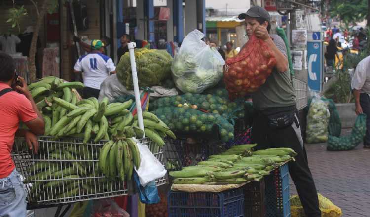 Con las restricciones del Gobierno por la pandemia se perdieron miles de empleos, y muchos pasaron a la informalidad. Foto: Víctor Arosemena