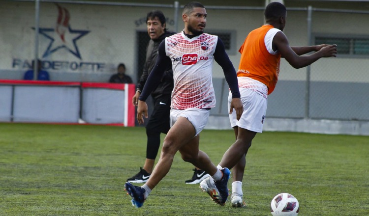 El técnico Gonzalo Soto (negro) durante los entrenamientos del San Francisco. Foto: @sanfrafc_pa