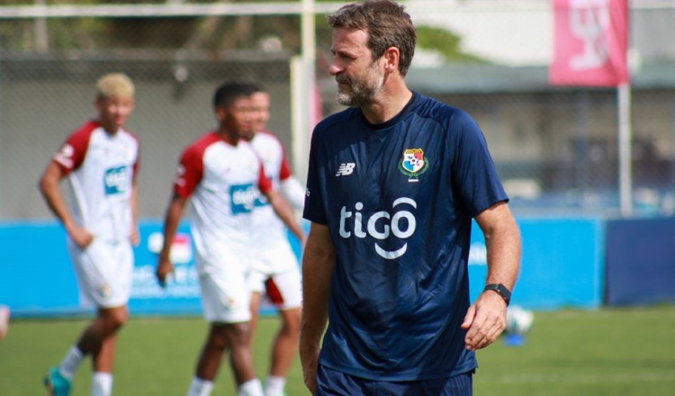Thomas en los entrenamientos del seleccionado mayor. Foto:Fepafut