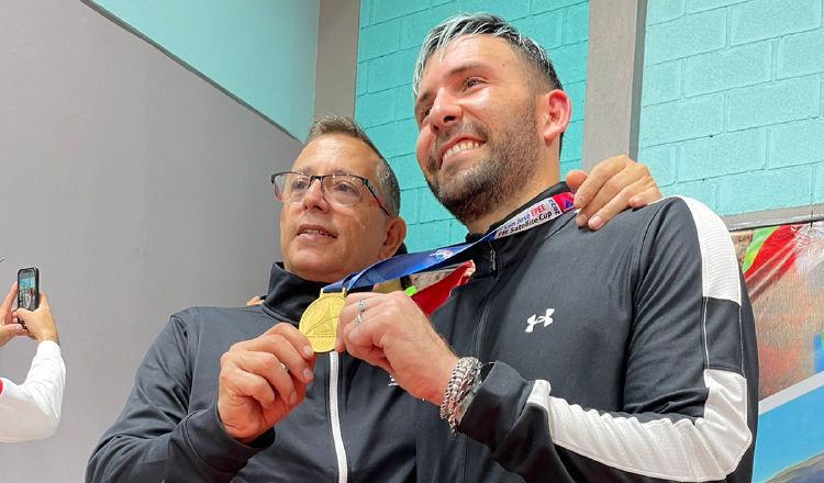 Arturo Dorati Ameglio (der.) festeja la medalla de oro junto a su entrenador Jorge Valdés. Cortesía