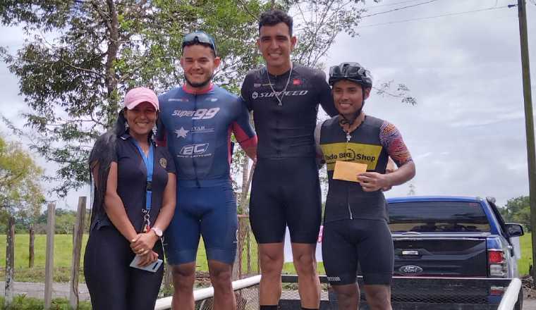 4- Algunos de los ganadores en la rama masculina en la carrera de Alanje.