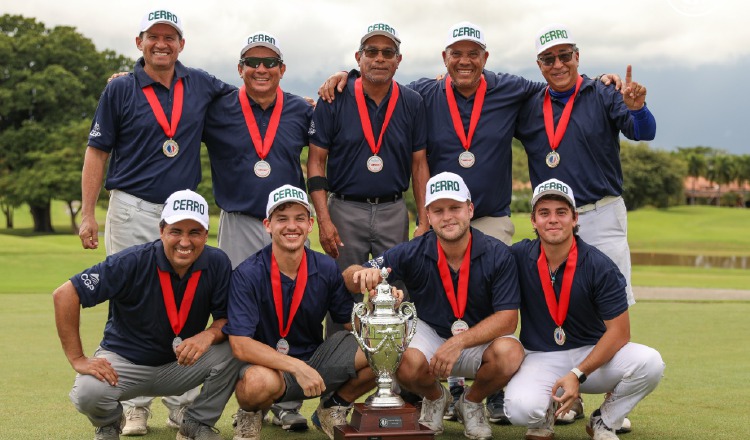 Nuevos campeones festejaron con el trofeo y las medallas. Apagolf