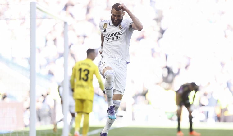 Karim Benzema del Real Madrid celebra uno de sus goles ante el Valladolid. EFE