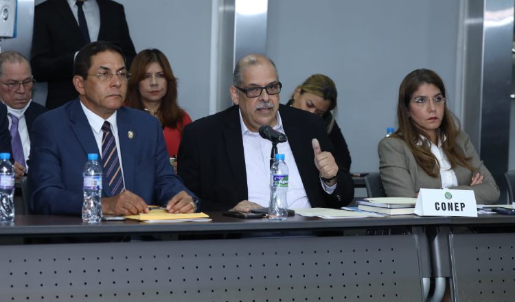Rubén Castillo, del Conep, y Aniano Pinzón, del Conato, encabezaron las delegaciones ayer durante las conversaciones. Víctor Arosemena