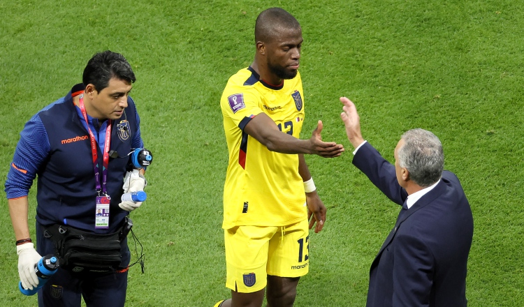 Enner Valencia de Ecuador saluda al técnico, Gustavo Alfaro durante el juego ante Catar. Foto:EFE 