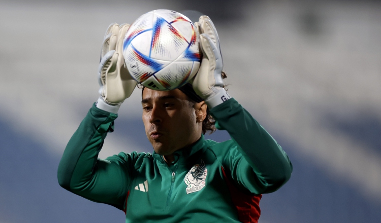 Guillermo 'Memo' Ochoa en los entramientos de México. Foto: EFE