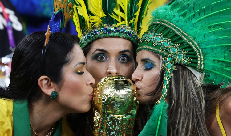 1- Aficionadas de Brasil, besan la copa de la FIFA, aspiran al sexto titulo