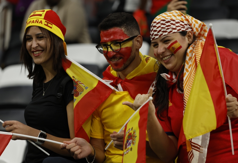 6- Los españoles con equipo lleno de jóvenes, su afición sueña con otro título.