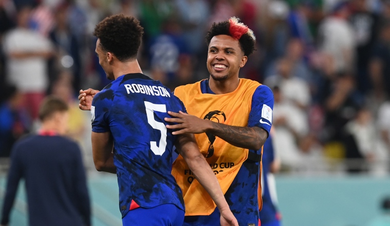 Weston Mckennie (der.) y Antonee Robinson de EE.UU. Foto:EFE
