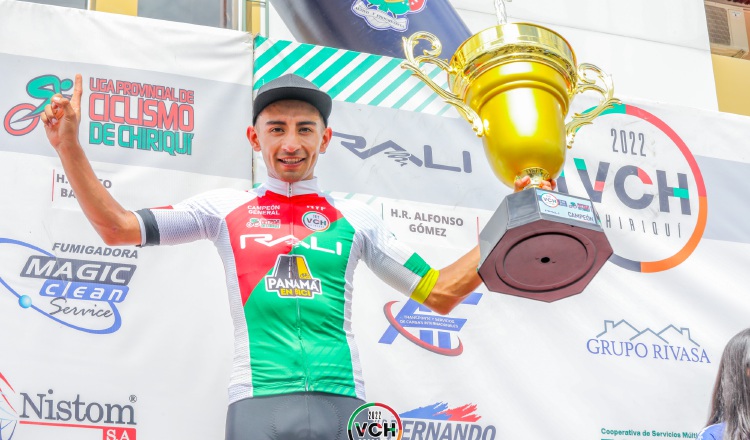 El colombiano Marco Tulio Suesca con el trofeo de campeón. Foto:Fepaci