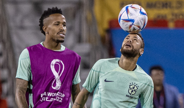 Eder Militao y Neymar (der.) en los entrenamientos de Brasil. Foto:EFE