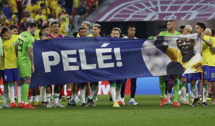 Jugadores del equipo de Brasil, muestran una pancarta en apoyo a Pelé. Foto.EFE