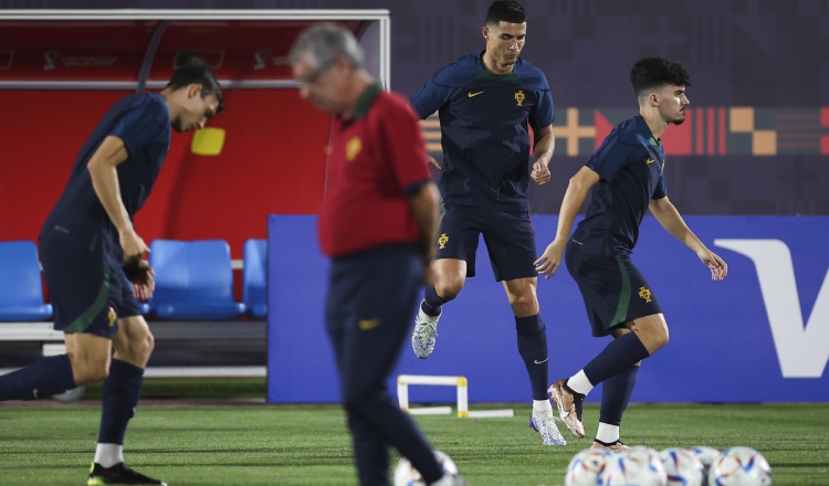 Fernando Santos técnico de Portugal supervisa los entranemientos atrás Cristiano Ronaldo y Vitinha. Foto:EFE