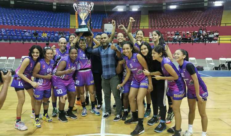 Las chicas de La U Girls Hoops levantan el trofeo de campeonas. Foto:Fepaba