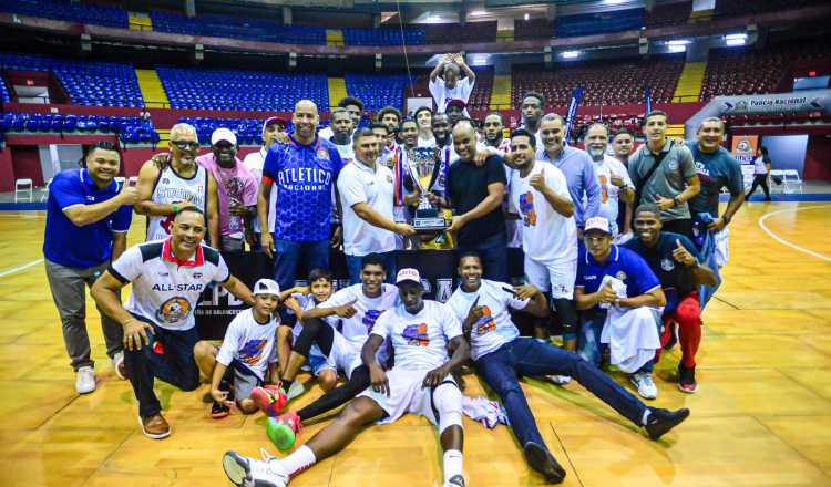 Atlético Nacional con el trofeo de campeón. Foto:LPB