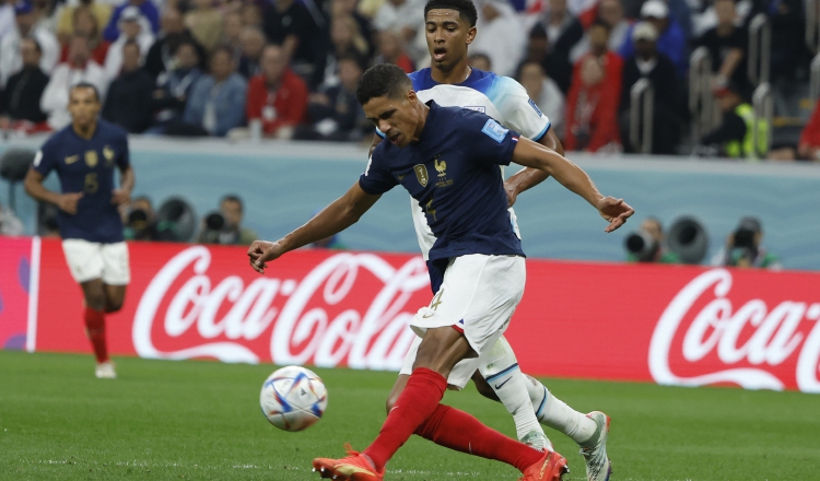 Raphael Varane (azul), defensa del equipo francés. Foto:EFE