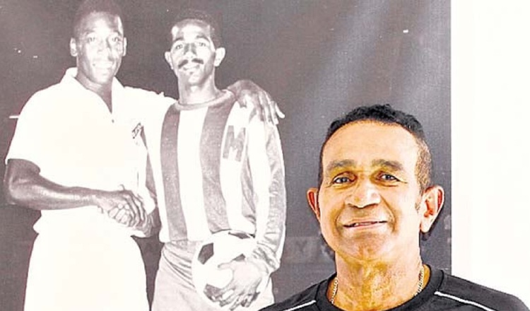 Pelé  junto al 'Cascarita' Tapia en su partido en Panamá.  Foto: Cortesía