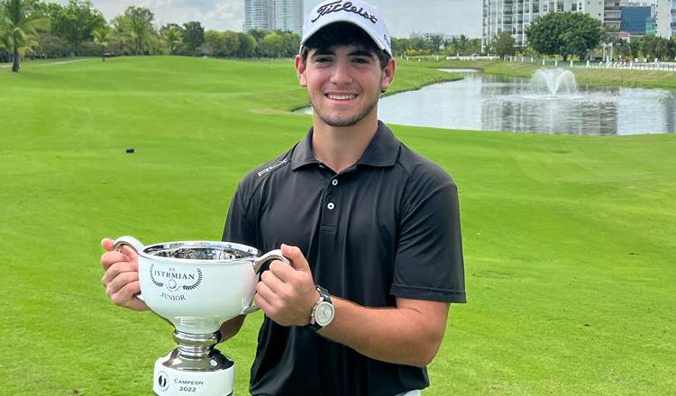 Samuel Durán con la copa de campeón del Isthmian Jr. Cortesía