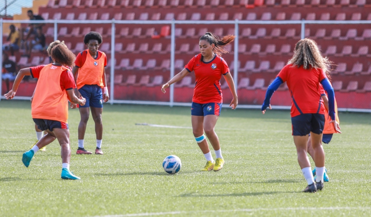 Laurie Batista en los entrenamientos del seleccionado mayor femenino. Foto: Fepafut