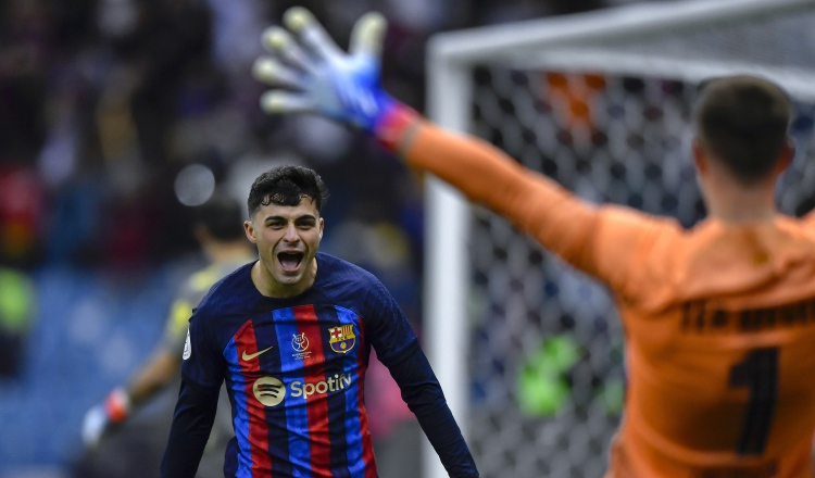 Pedri y el portero Marc-Andre Ter Stegen del Barcelona Foto: EFE