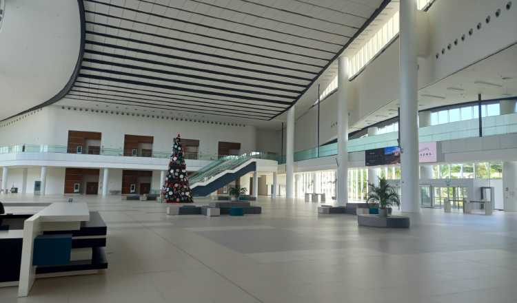 Vista del amplio vestíbulo del Panama Convention Center, de 15,400 metros cuadrados de área de exhibición, que en noviembre será sede del Mundial de Robótica. Francisco Paz
